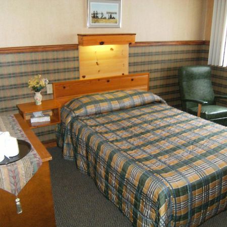 Hotel-Motel Les Voitures D'Eau Isle-aux-Coudres Bagian luar foto
