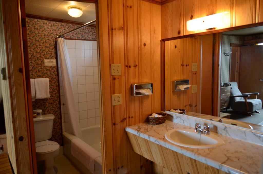 Hotel-Motel Les Voitures D'Eau Isle-aux-Coudres Bagian luar foto