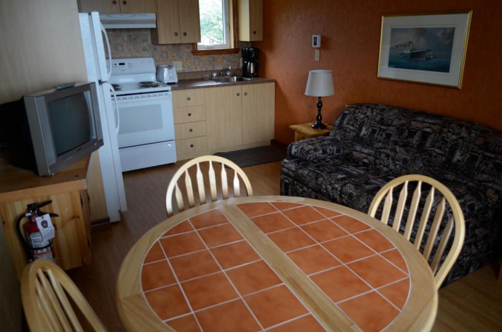 Hotel-Motel Les Voitures D'Eau Isle-aux-Coudres Ruang foto