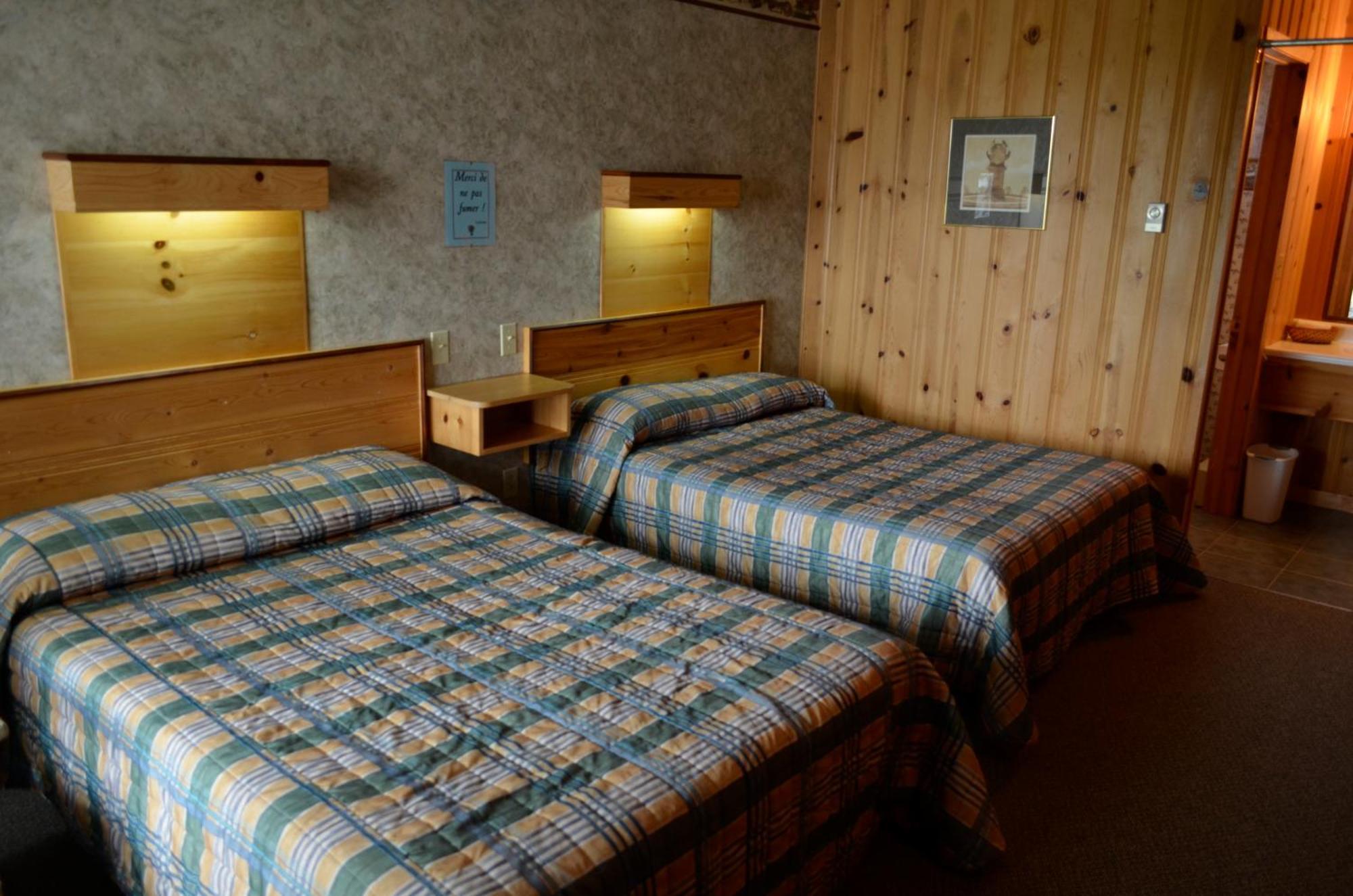 Hotel-Motel Les Voitures D'Eau Isle-aux-Coudres Bagian luar foto