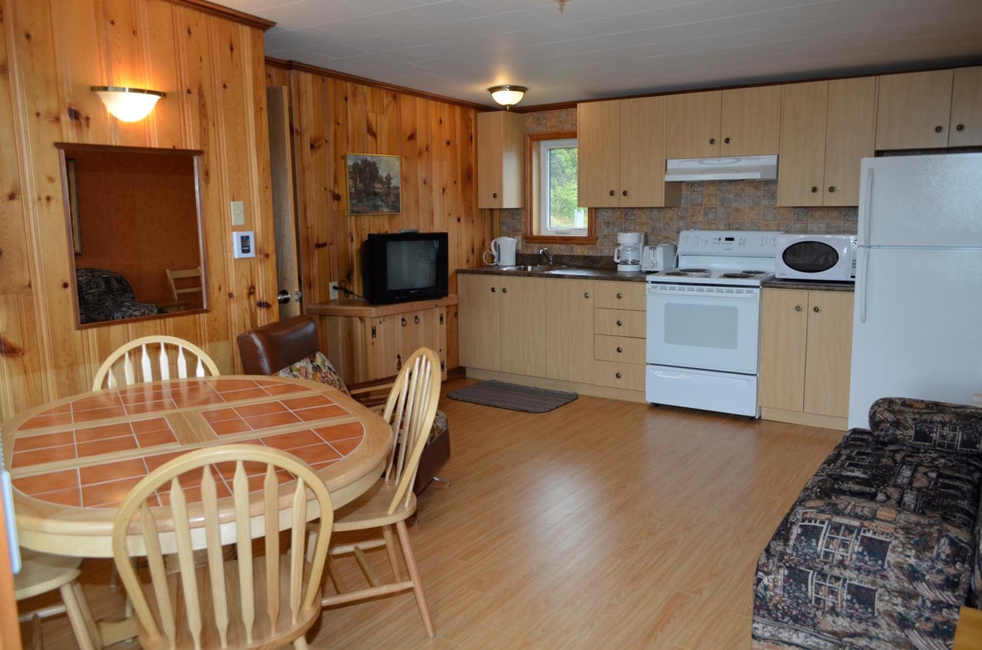 Hotel-Motel Les Voitures D'Eau Isle-aux-Coudres Bagian luar foto