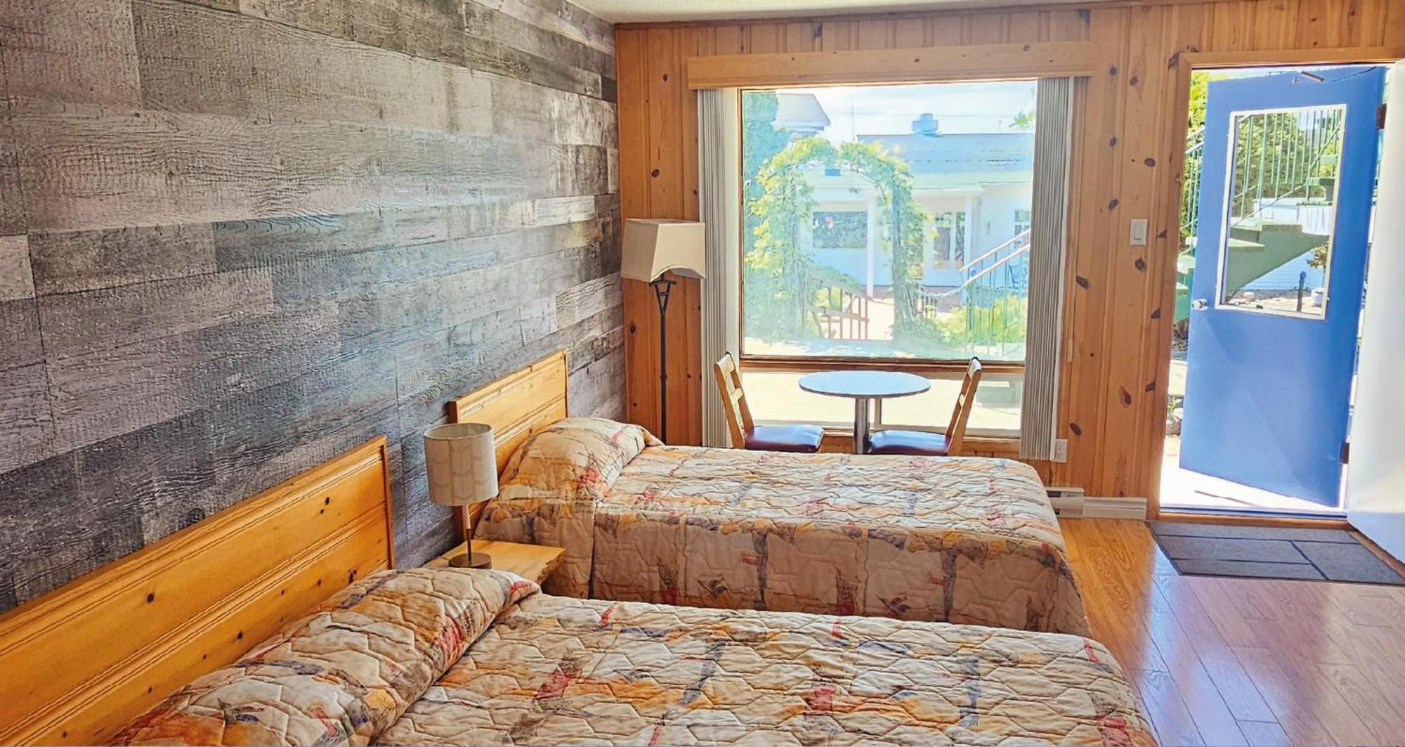 Hotel-Motel Les Voitures D'Eau Isle-aux-Coudres Bagian luar foto