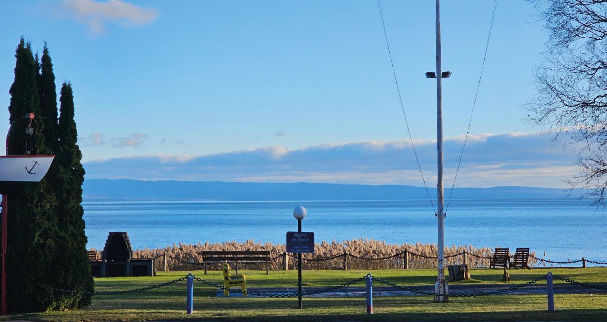 Hotel-Motel Les Voitures D'Eau Isle-aux-Coudres Bagian luar foto