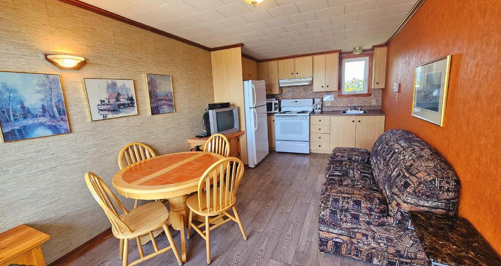 Hotel-Motel Les Voitures D'Eau Isle-aux-Coudres Bagian luar foto