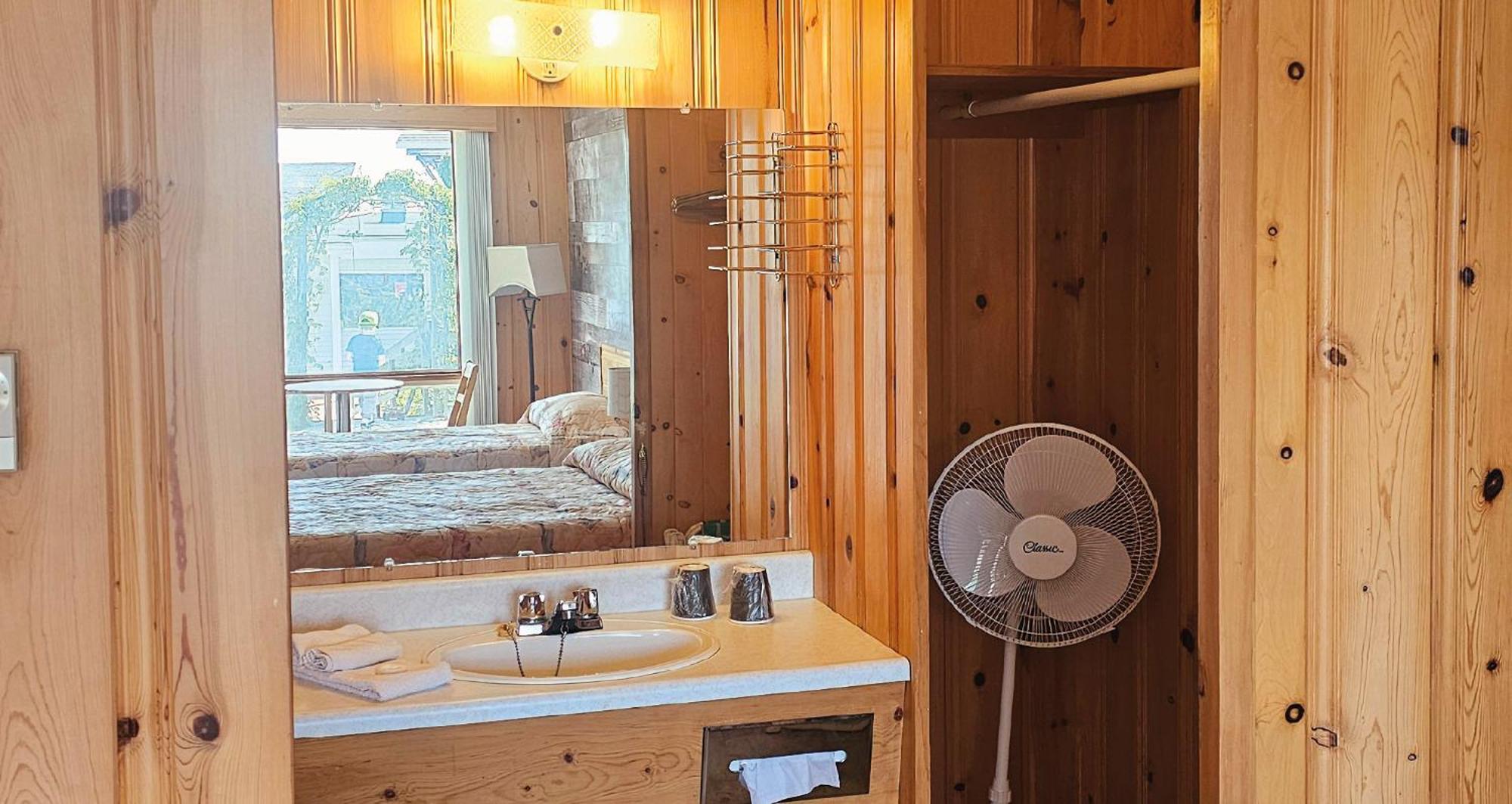 Hotel-Motel Les Voitures D'Eau Isle-aux-Coudres Bagian luar foto