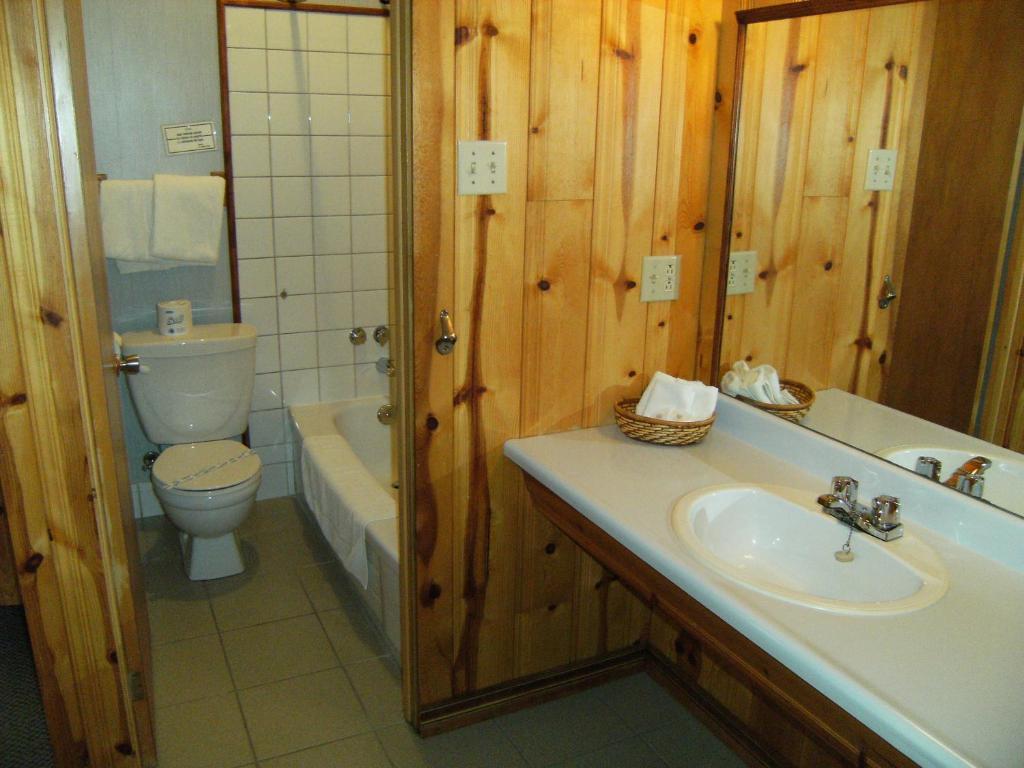 Hotel-Motel Les Voitures D'Eau Isle-aux-Coudres Bagian luar foto