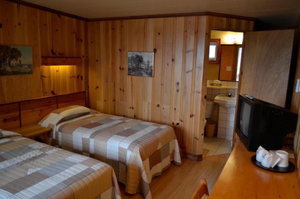 Hotel-Motel Les Voitures D'Eau Isle-aux-Coudres Bagian luar foto