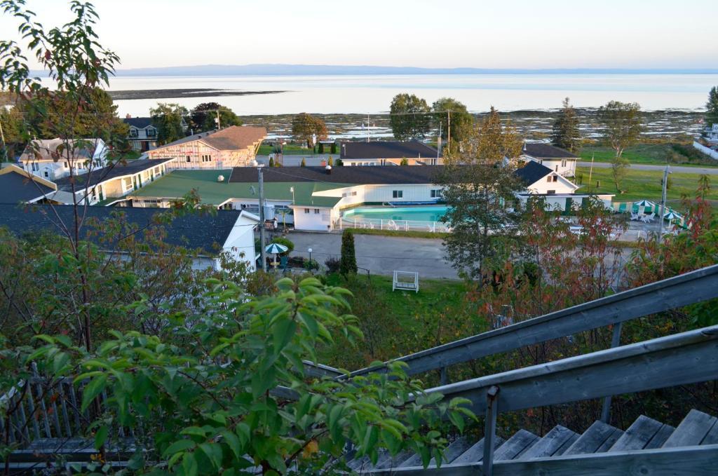 Hotel-Motel Les Voitures D'Eau Isle-aux-Coudres Bagian luar foto