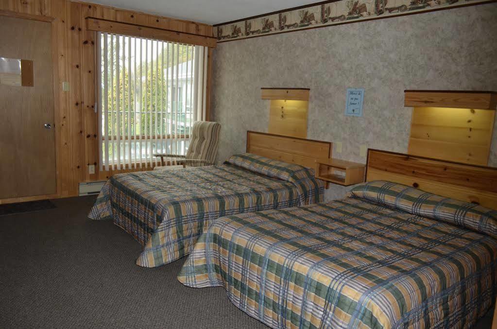 Hotel-Motel Les Voitures D'Eau Isle-aux-Coudres Bagian luar foto