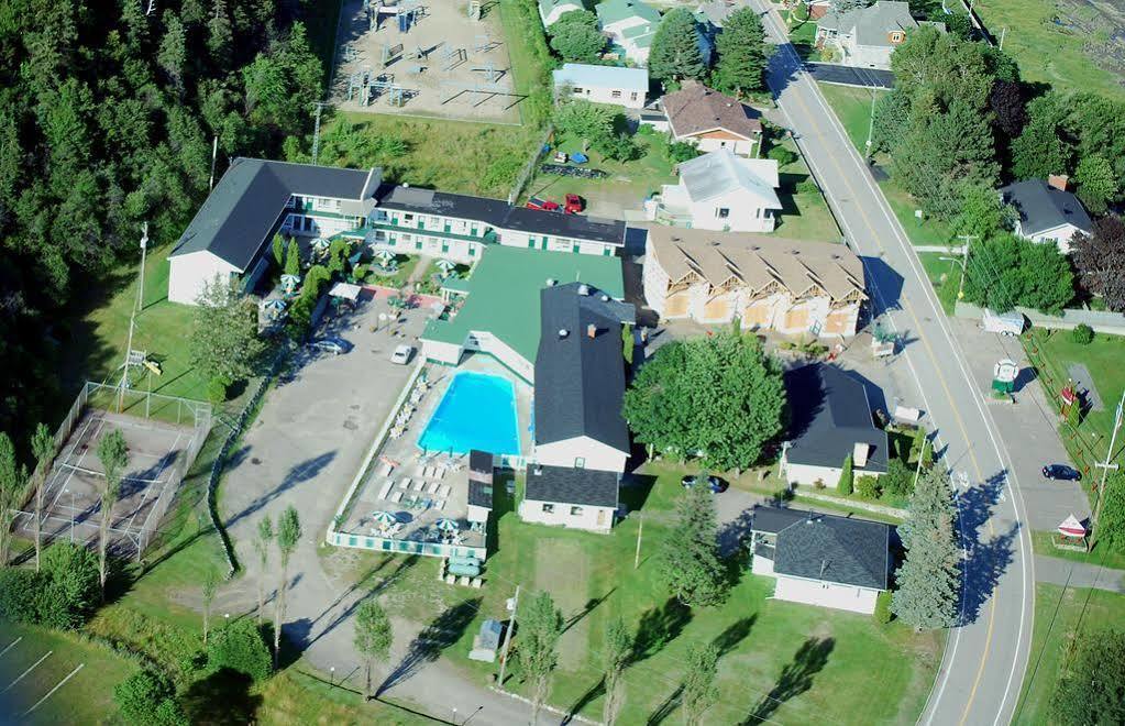 Hotel-Motel Les Voitures D'Eau Isle-aux-Coudres Bagian luar foto