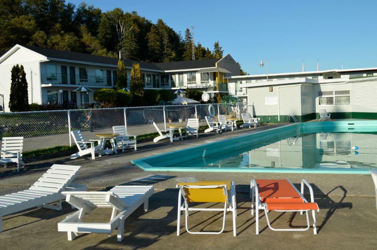 Hotel-Motel Les Voitures D'Eau Isle-aux-Coudres Bagian luar foto