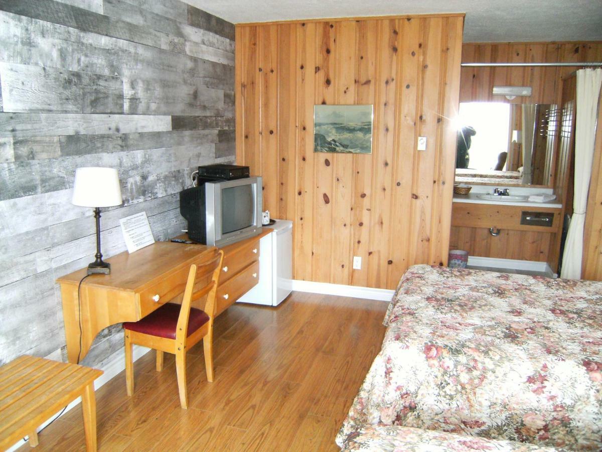 Hotel-Motel Les Voitures D'Eau Isle-aux-Coudres Bagian luar foto