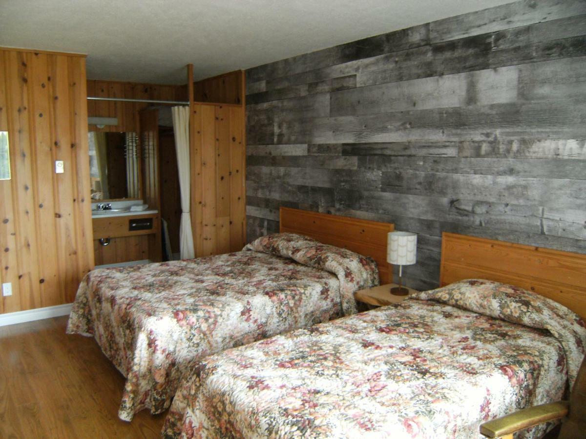 Hotel-Motel Les Voitures D'Eau Isle-aux-Coudres Bagian luar foto